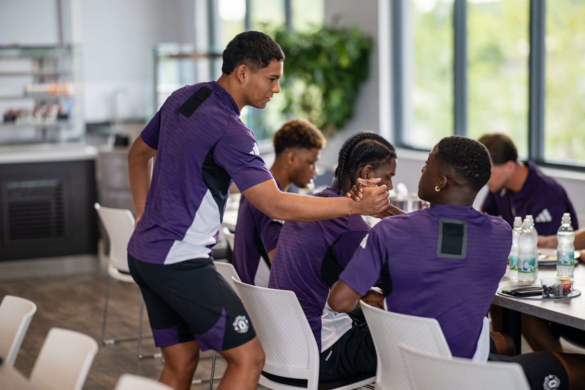 乐鱼APP今夜西甲传出新动向;曼联官宣签约;管理层表态——赛场秩序良好;赛季目标并未改变的简单介绍